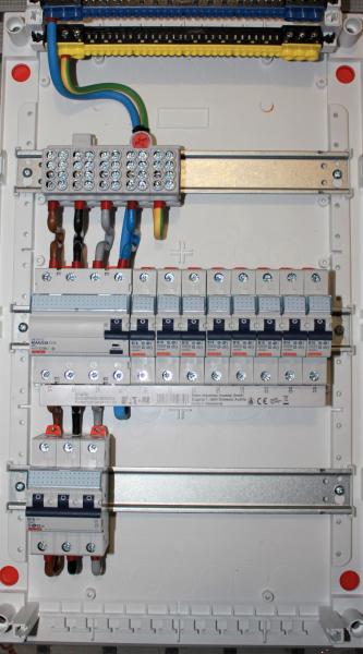 Ftronic Unterverteilung 3-reihig, auf Putz, bestückt mit: 1 Fi und 8 LS B 16 A 1-polig und 1LS B 16 A 3-polig